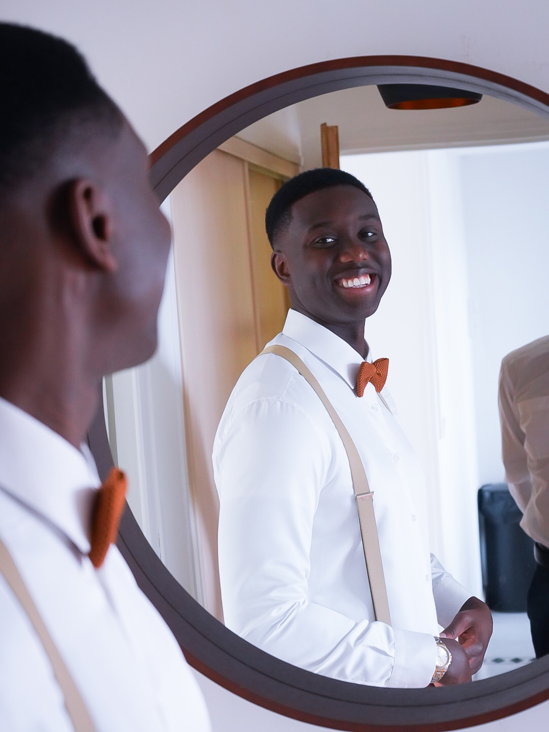 Photo du marié devant le miroir